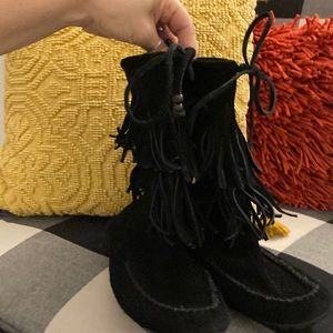 MINNETONKA BLACK SUADE FRINGE BOOT
